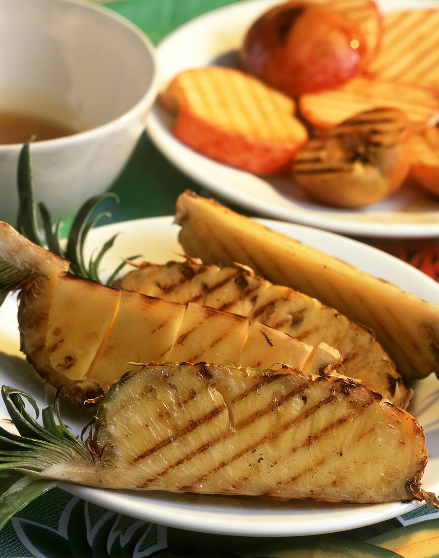 Gegrillte Ananas und Obstteller vom Gill mit Honigsauce
