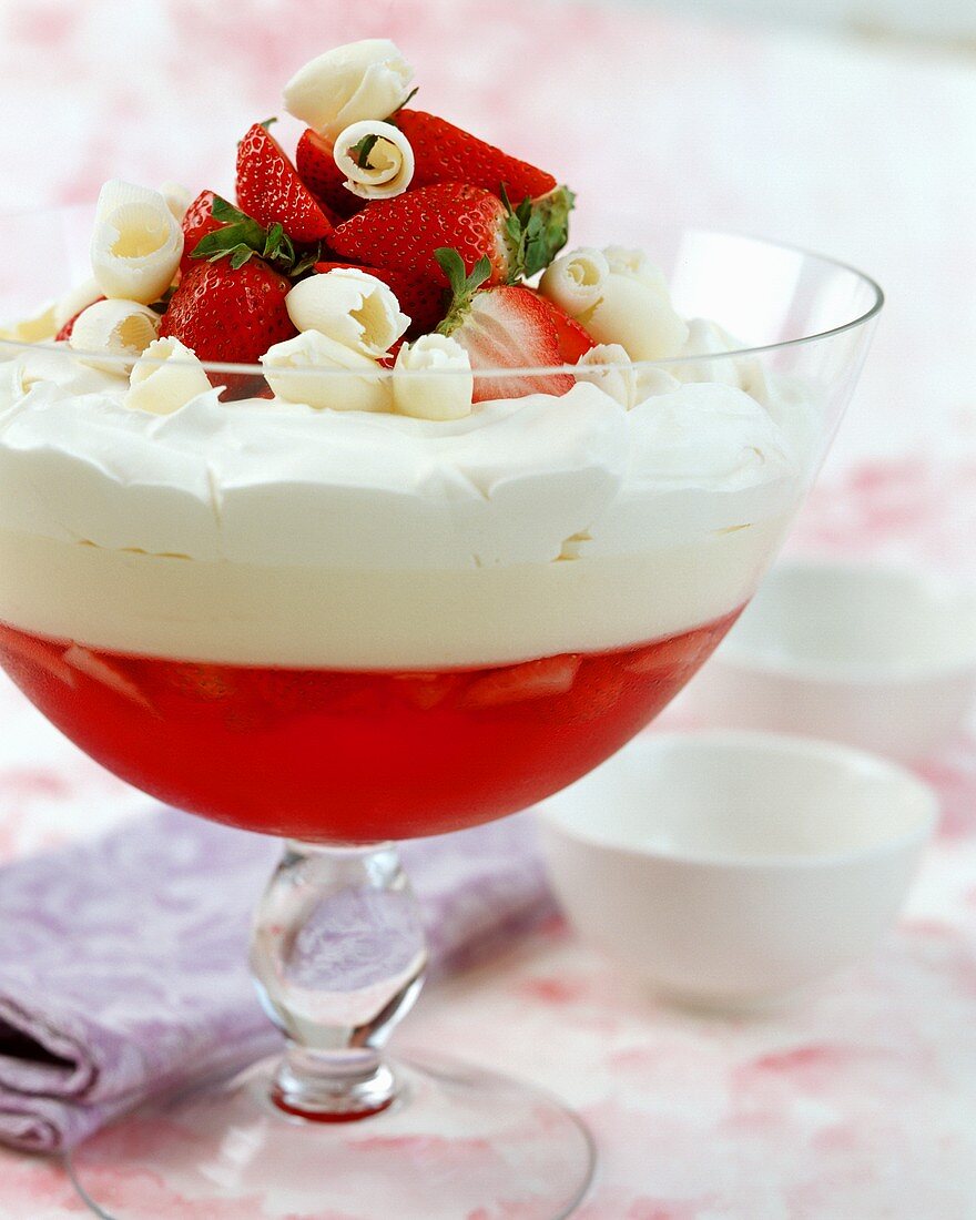 Erdbeer-Trifle mit weisser Schokolade in einer Glasschale