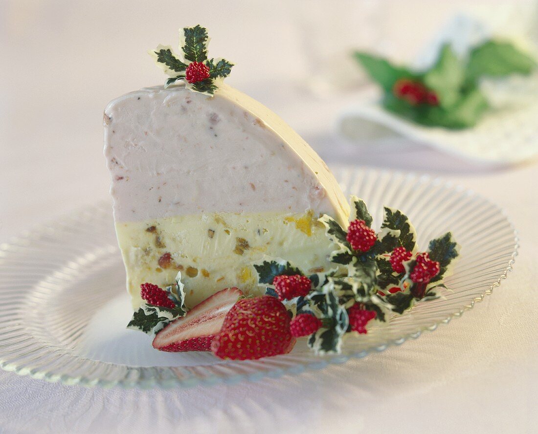 Ein Stück Eisbombe mit Weihnachtsdeko auf Dessertteller