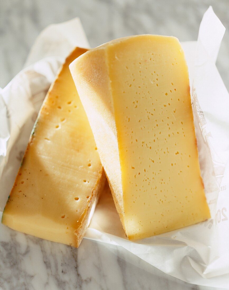 Zwei Stück Käse: Fontina-Käse und Formai de Mut