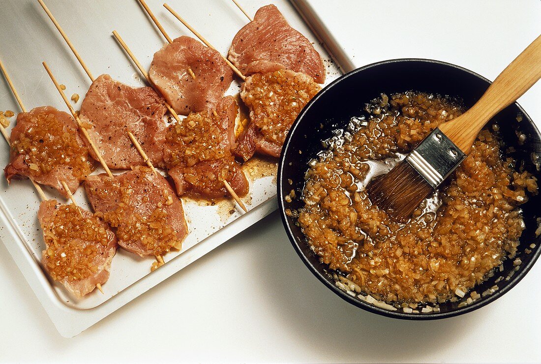 Coating meat kebabs with onion mixture