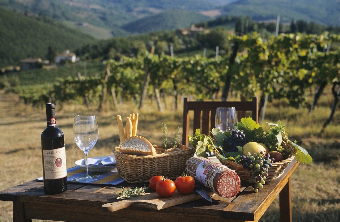 Tisch mit Brot,Wein,Wurst etc. vor Weingut in der Toskana