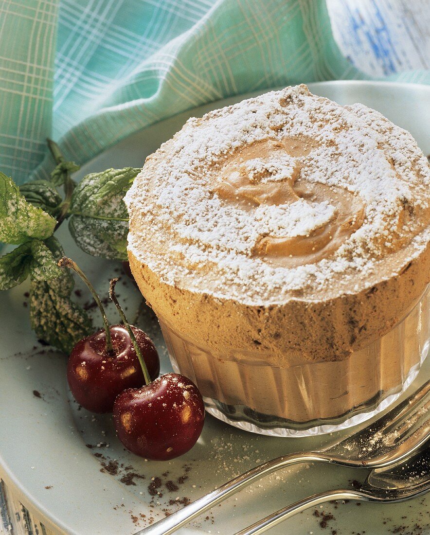 Schokoladenmousse als Souffle mit fruchtiger Füllung