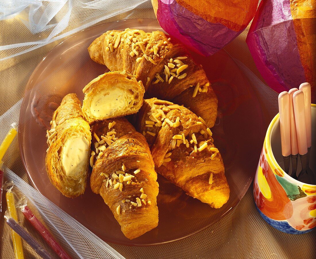 Heiße Hörnchen mit Eiscremefüllung für den Kinderfasching