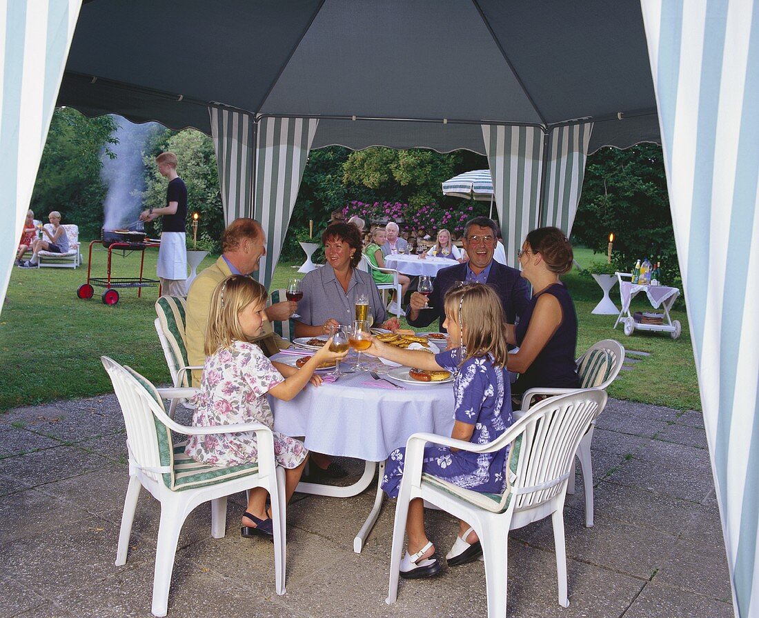 Familie beim Essen im Restaurantgarten