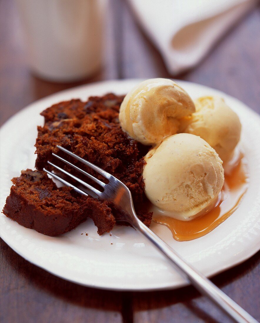 Walnuss-Karamell-Pudding mit Vanilleeis
