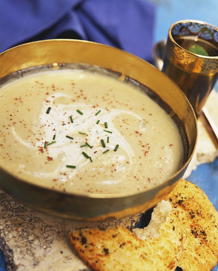 Pastinakensuppe mit indischen Kräutern und Naan-Brot