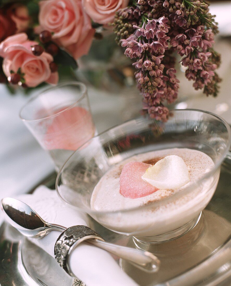 Zimtcreme mit gezuckerten Rosenblättern