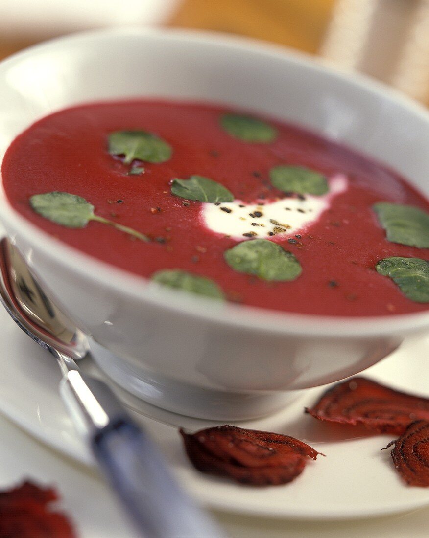 Rote-Bete-Suppe mit Brunnenkresse
