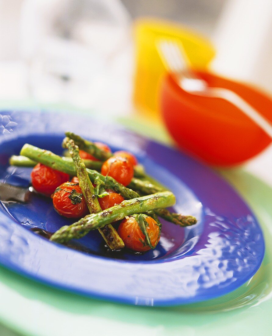 Gerösteter grüner Spargel und Tomaten