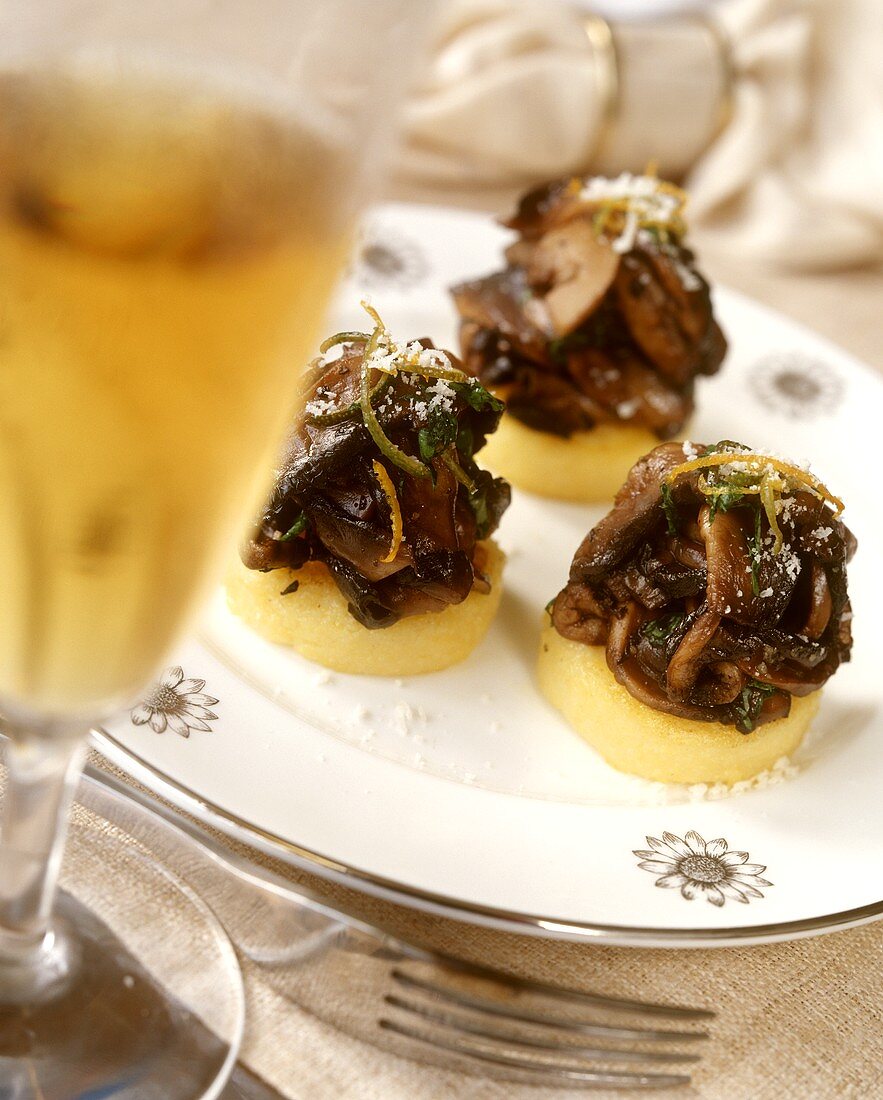 Tortini di polenta ai funghi (Polenta with chestnut mushrooms)