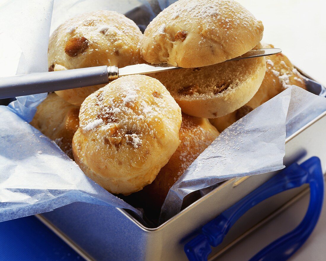 Rosinenbrötchen aus Hefeteig in Blechschachtel