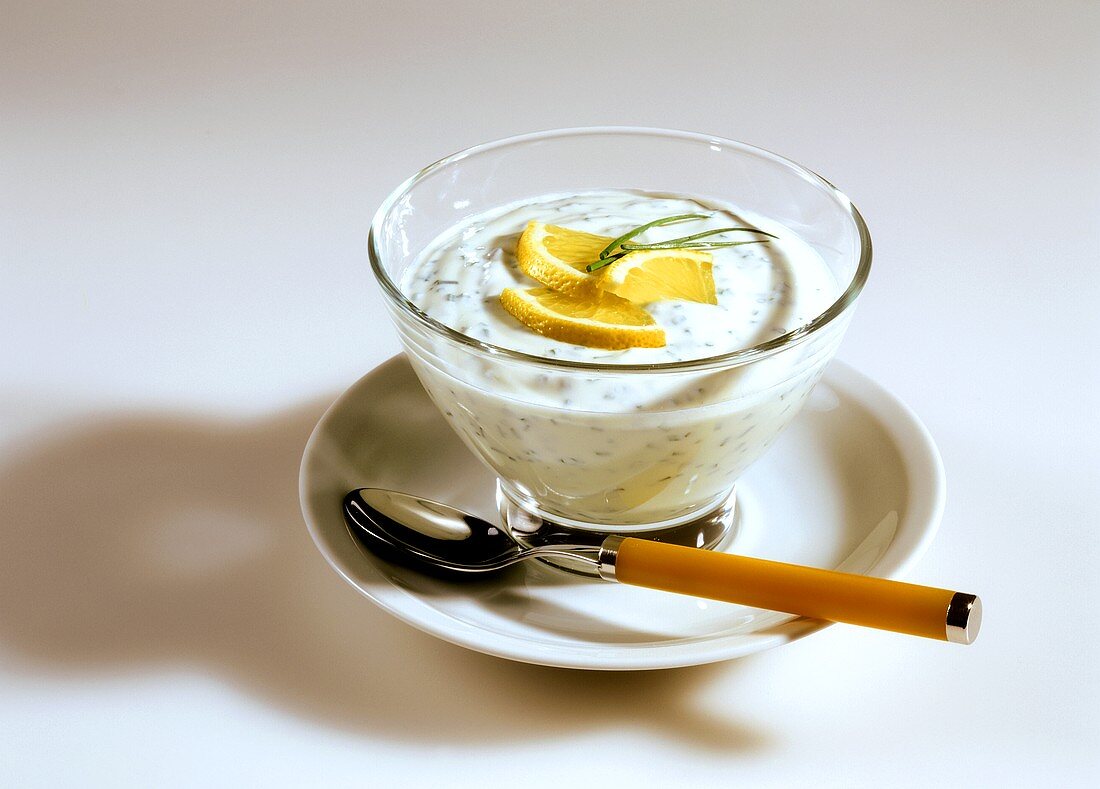Zitronen-Joghurt-Sauce im Schälchen