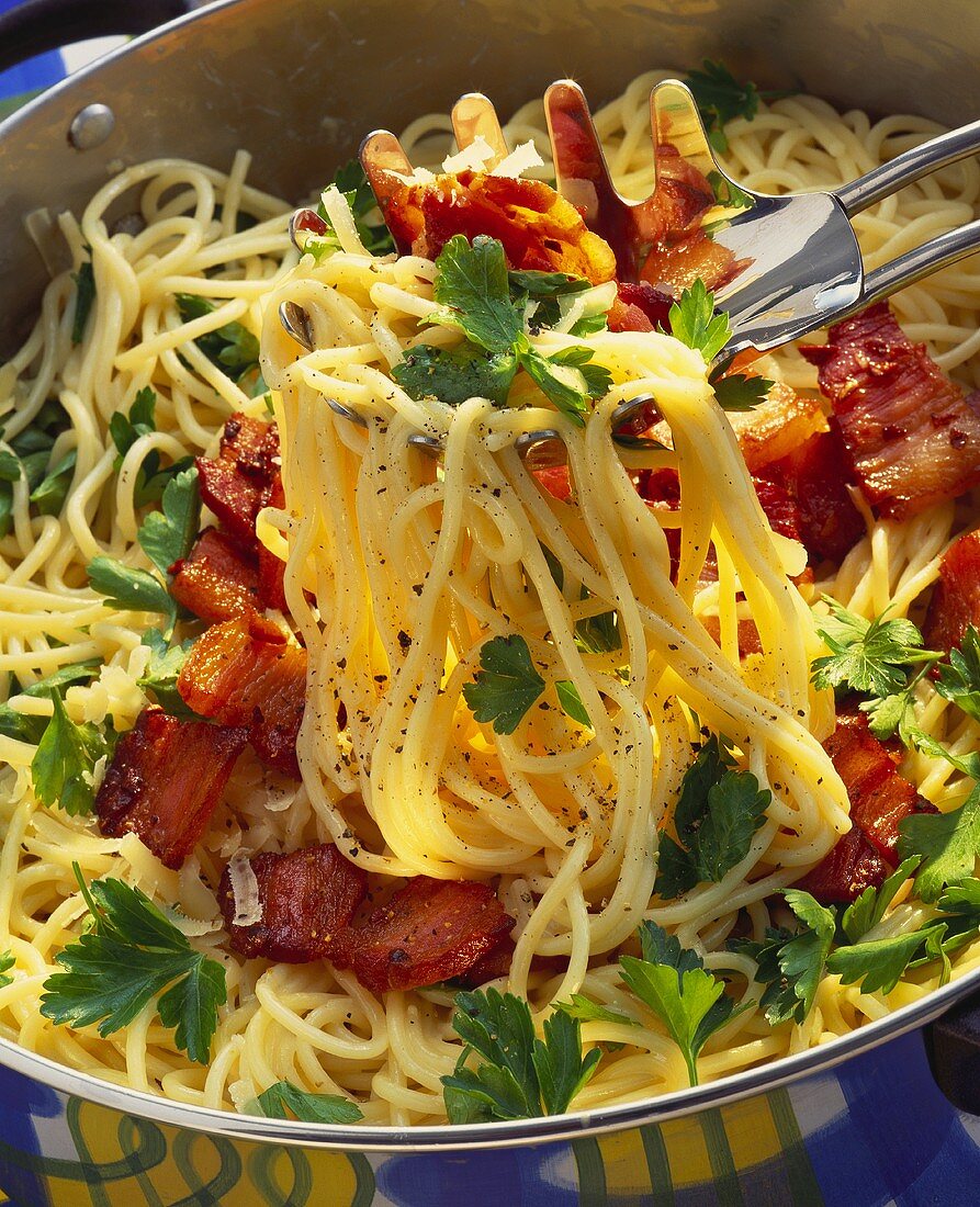 Spaghetti with bacon and parsley