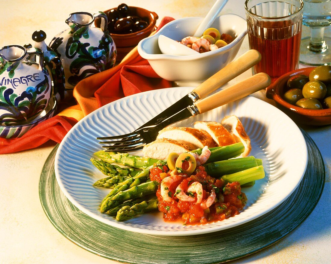 Spargel mit Oliven-Tomaten-Sauce, Hähnchenbrust und Shrimps