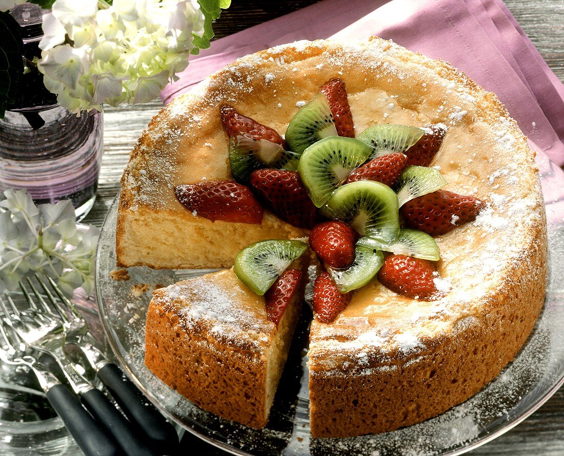 Cheesecake topped with strawberries and kiwis