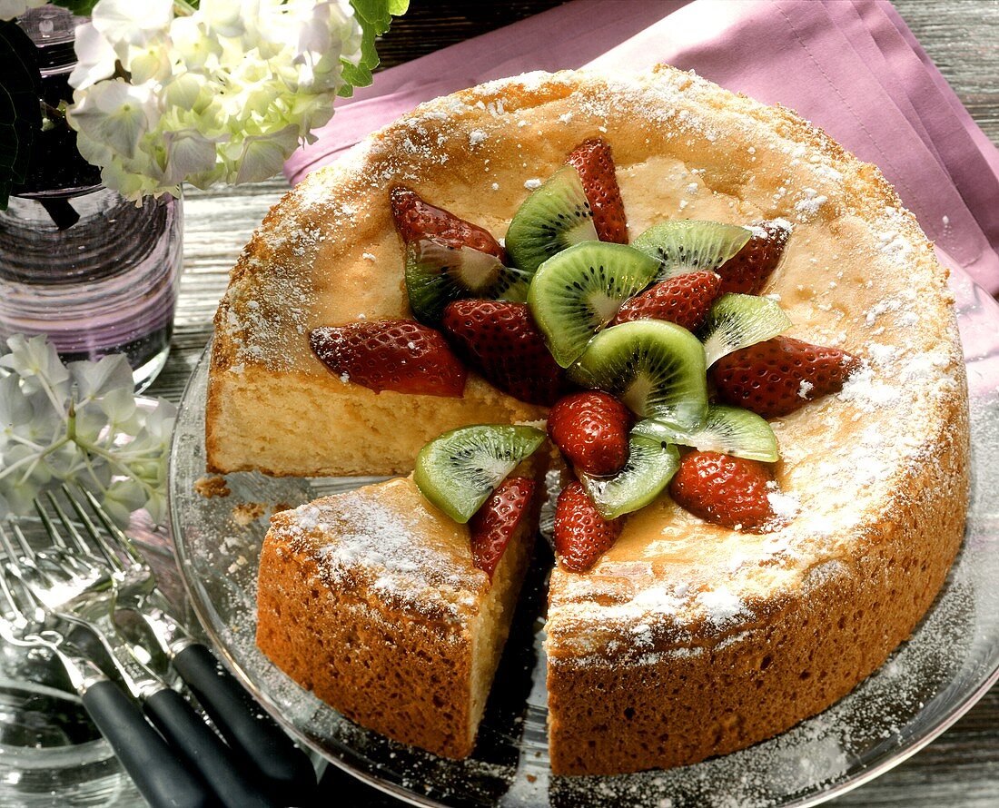 Käsekuchen mit Erdbeeren und Kiwis belegt