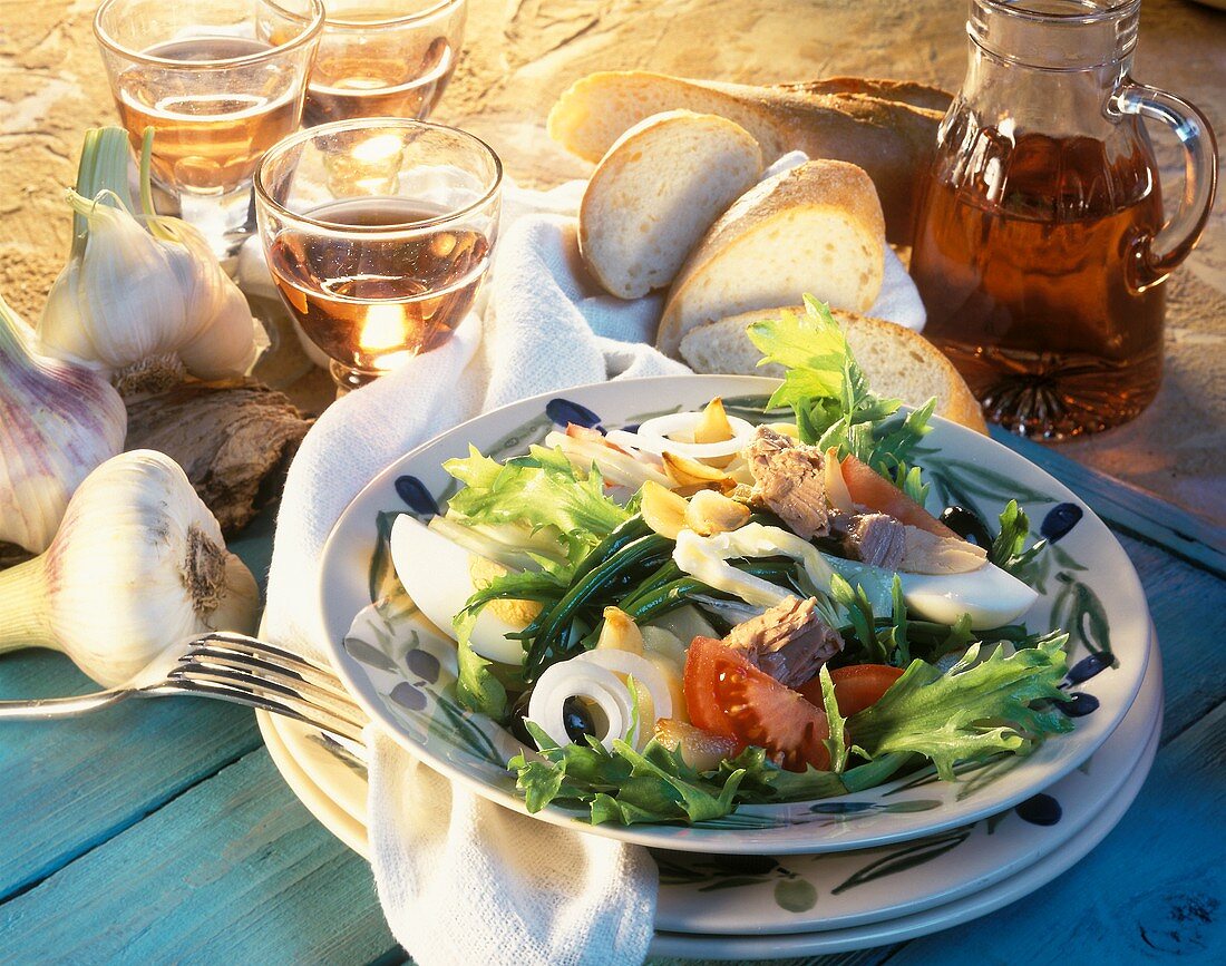 Nizza-Salat mit Knoblauch-Vinaigrette