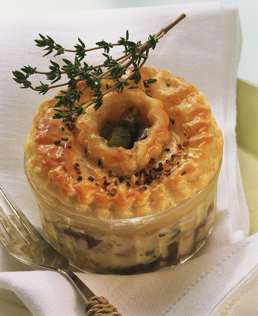 Schüssel-Pie mit Pilzragout und frischem Thymian