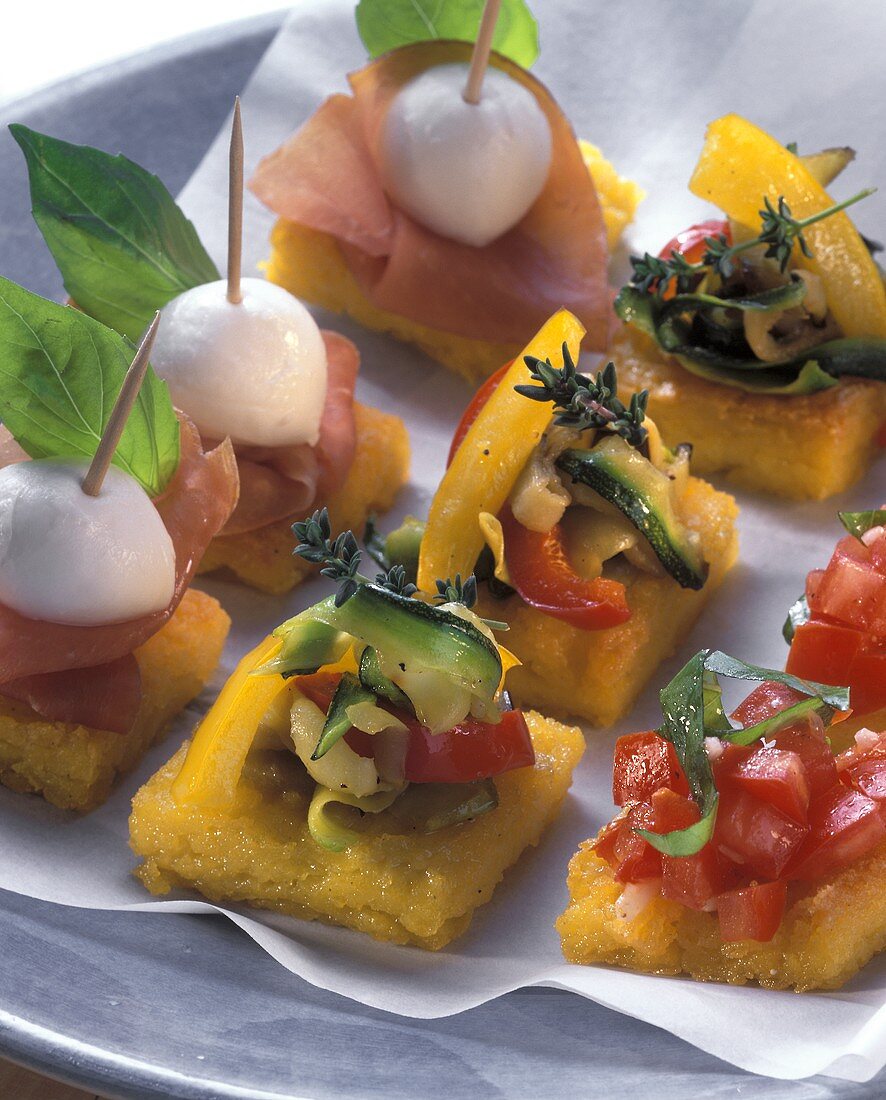 Crostini di polenta (Verschiedene Polenta-Häppchen)