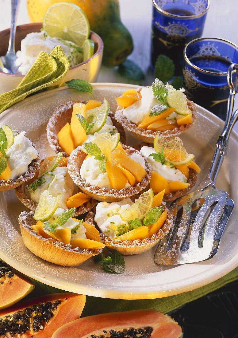 Papaya-Tartellets mit Limettensahne