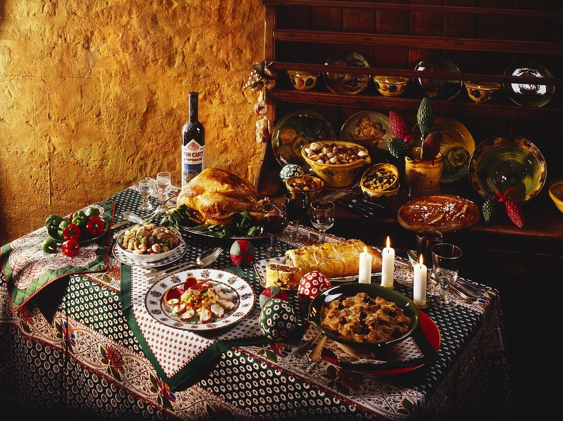 Weihnachtliches Menü mit verschiedenen Speisen