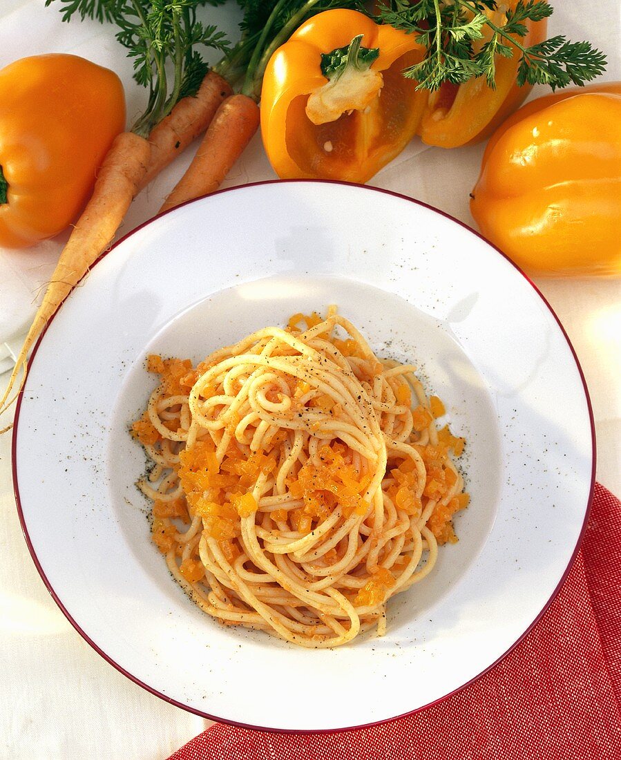 Spaghetti with pepper and carrot sauce