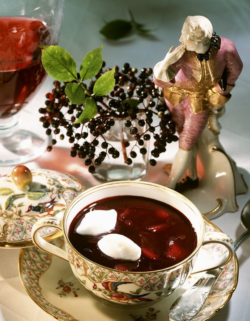 Sächsische Fliederbeersuppe mit Eiweissnocken