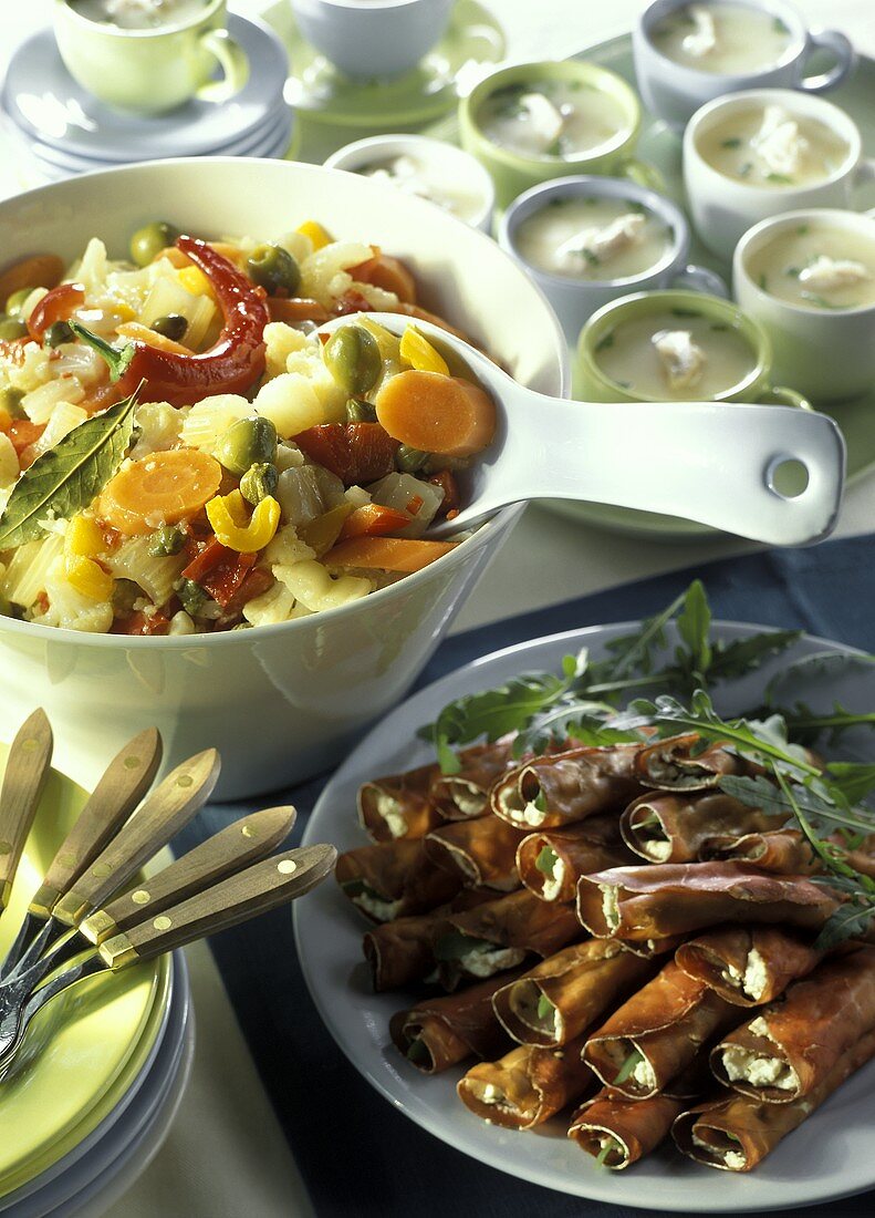 Buffet mit gefüllten Bresaola-Röllchen, Gemüse, Suppe