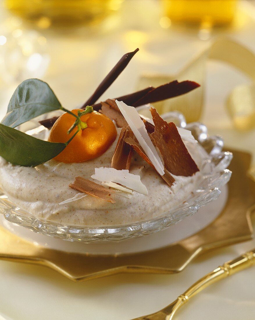 Honig-Lebkuchen-Mousse mit Schokoladenspäne & Mandarine