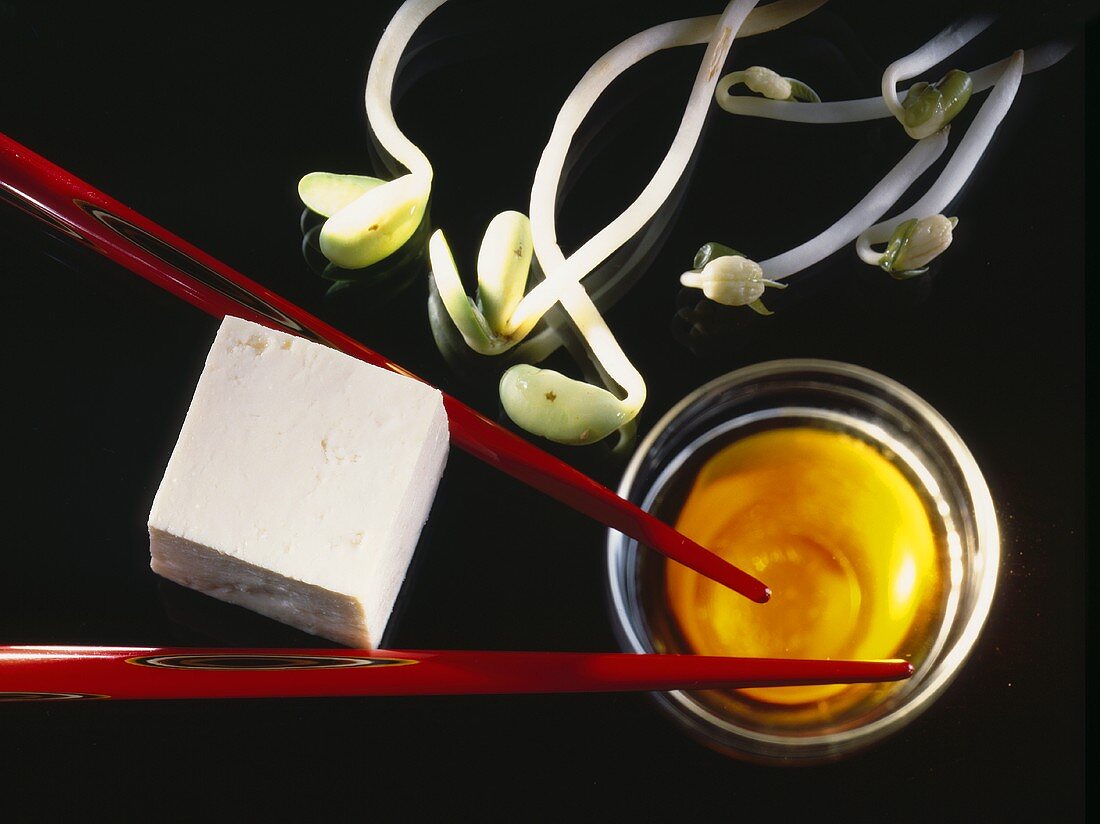 Tofu, Keimlinge, Stäbchen & Sauce im Schälchen