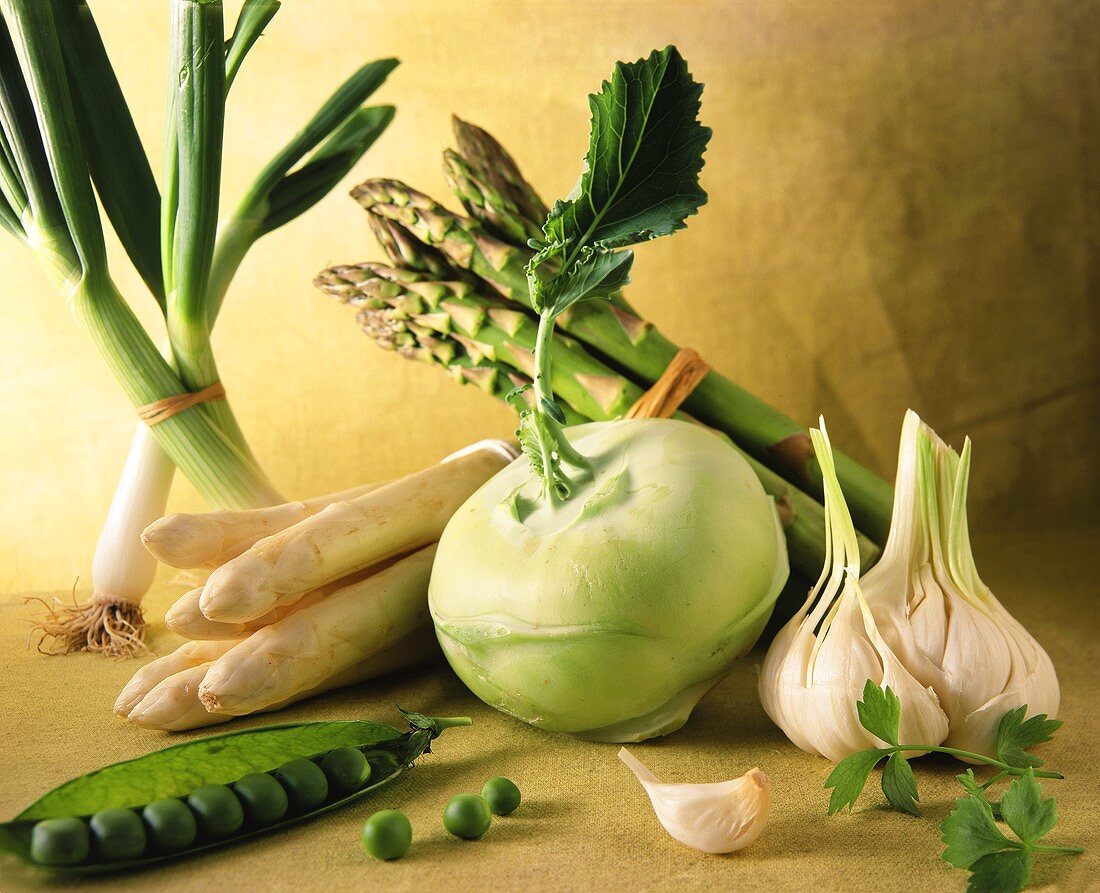 Various green & white vegetables