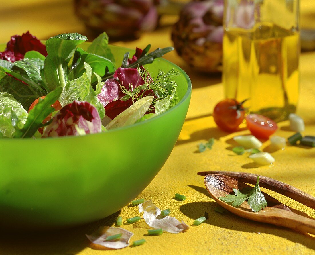 Gemischter Blattsalat in grüner Schüssel