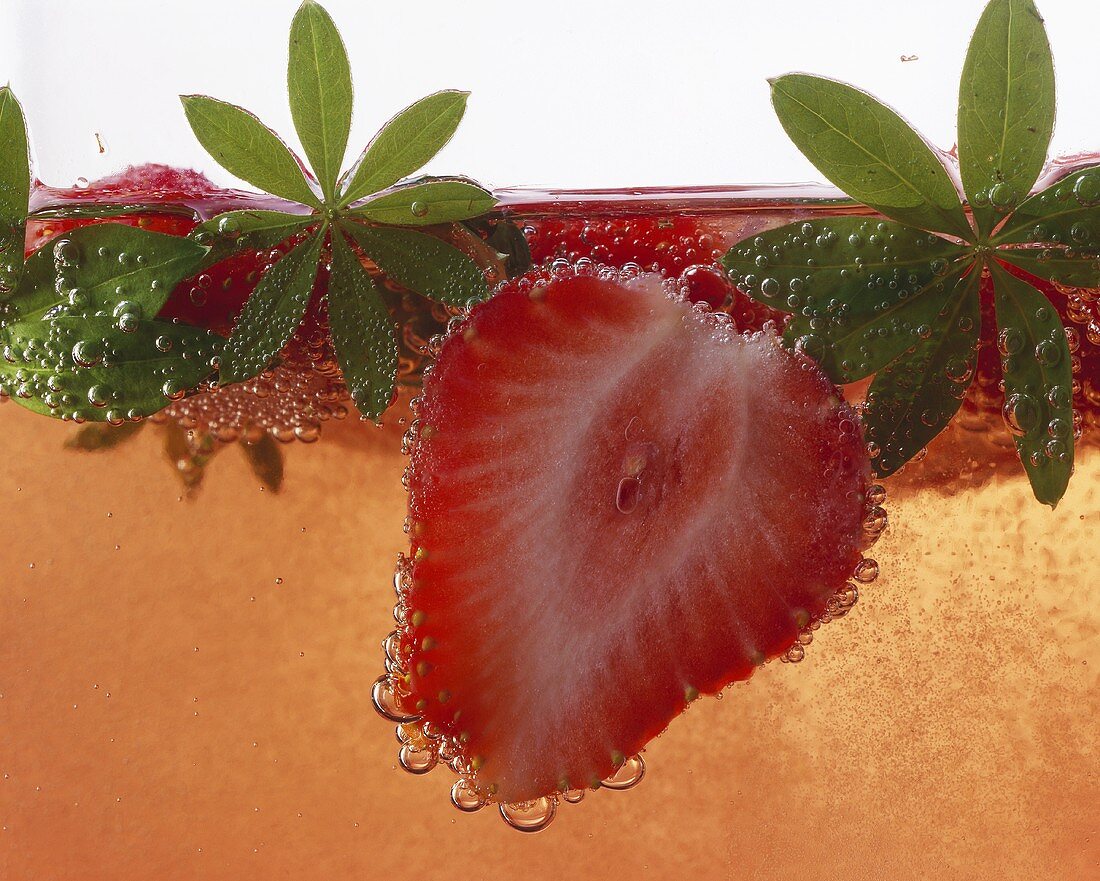 Erdbeere schwimmt in Erdbeerbowle