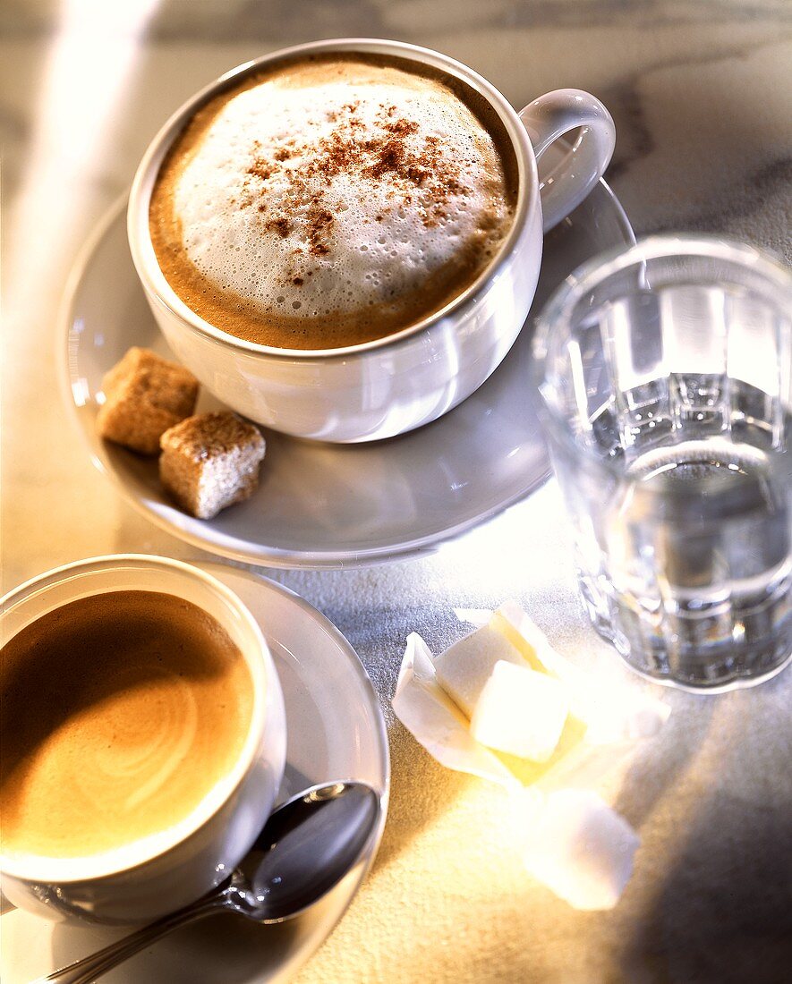 Tasse Cappuccino, Kaffee, Wasserglas & Zucker