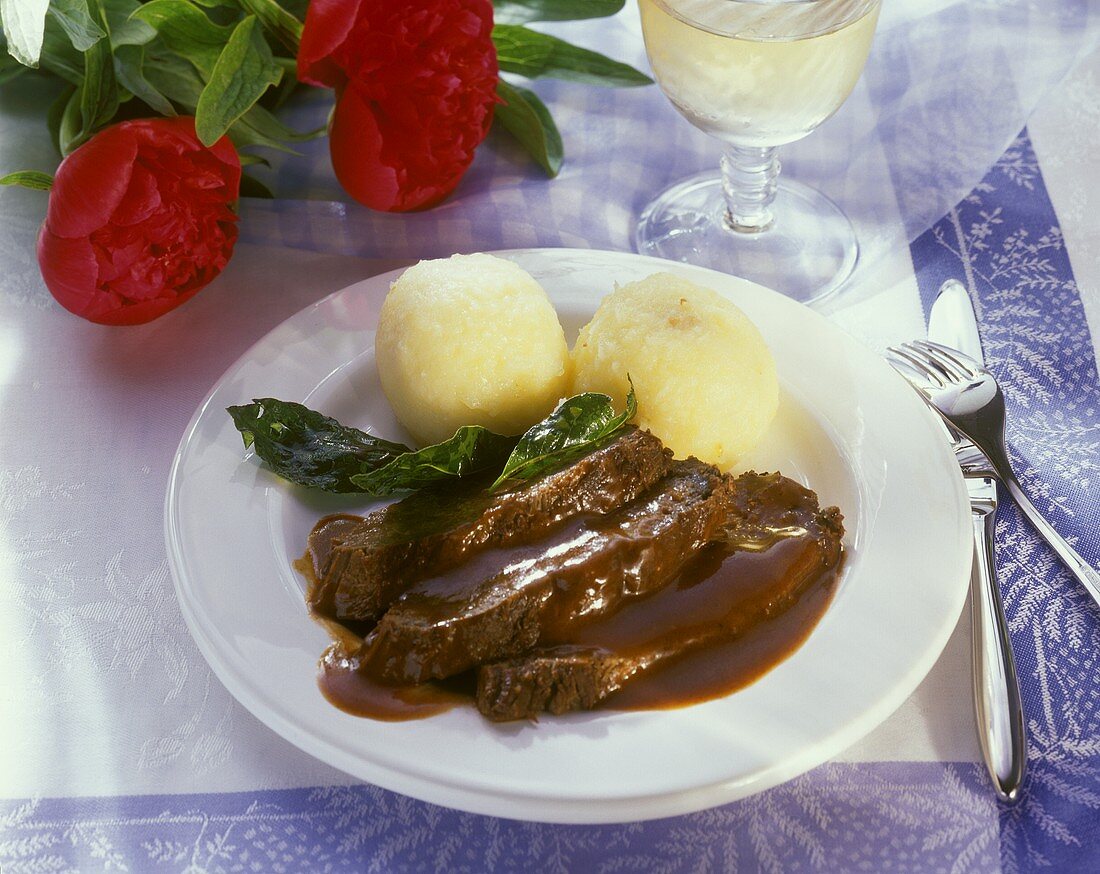 Sauerbraten mit Knödel & Sauce