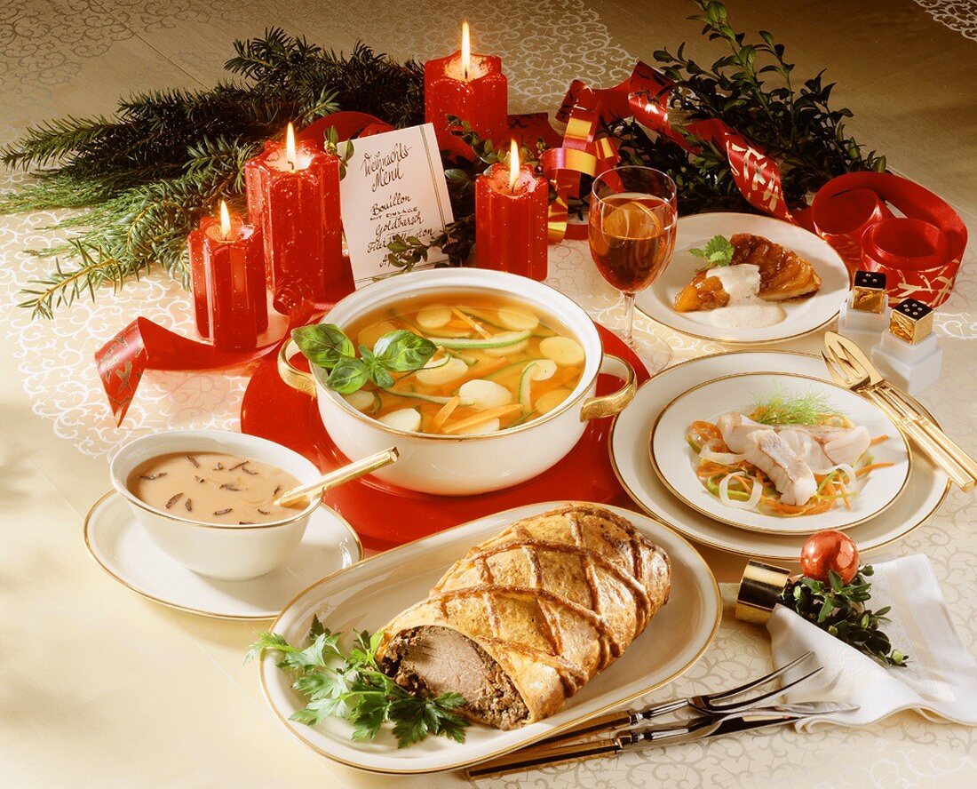 Viergängiges Menü mit Suppe, Fisch, Braten & Kuchen