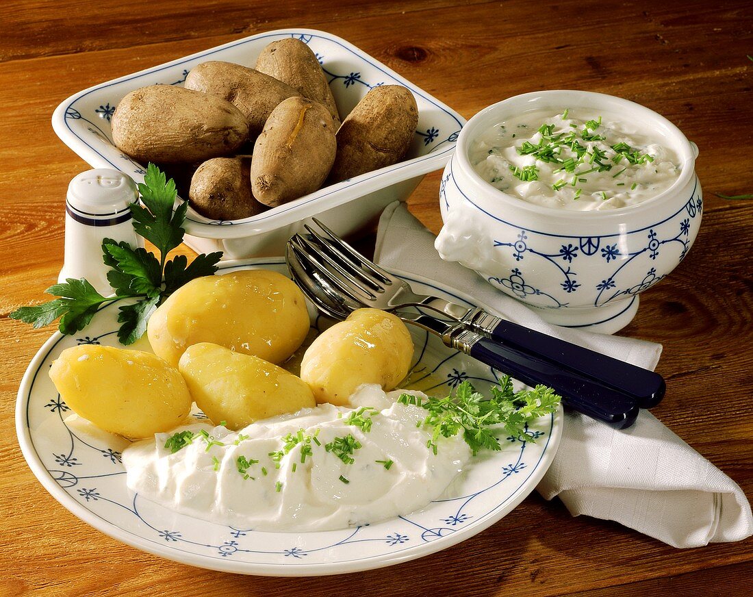 Jacket potatoes with quark and linseed oil