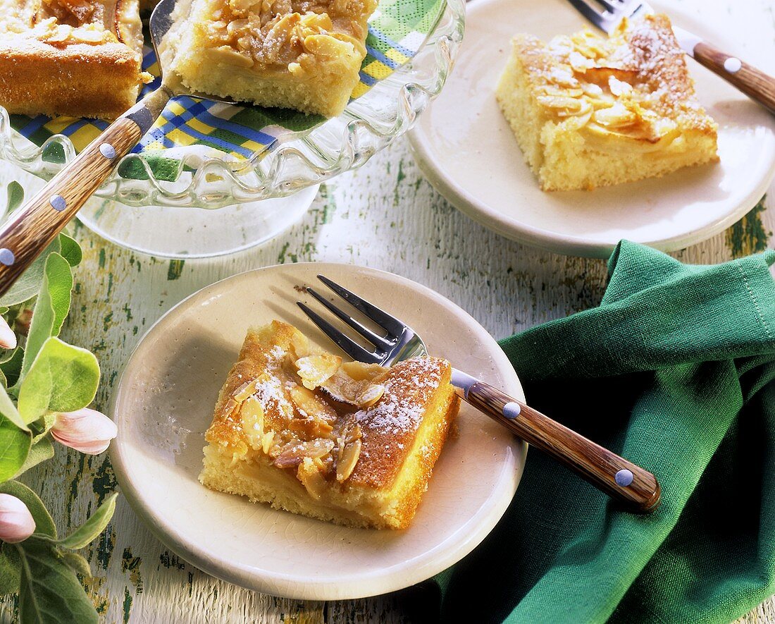 Butterkuchen mit Mandeln auf Tellern