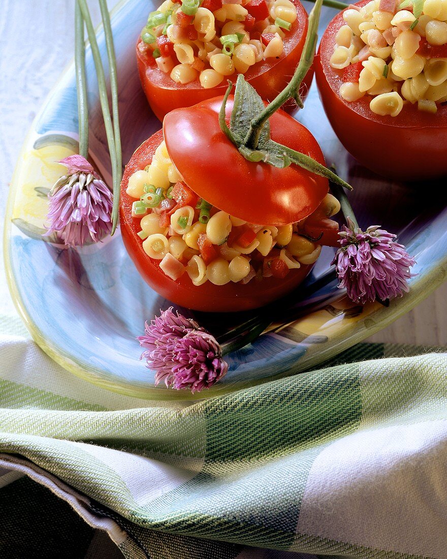 Gefüllte Tomaten mit Nudelsalat-Füllung