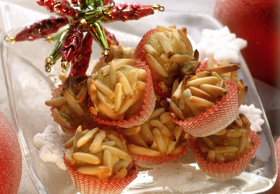Plätzchen mit Pinienkernen für die Weihnachtszeit
