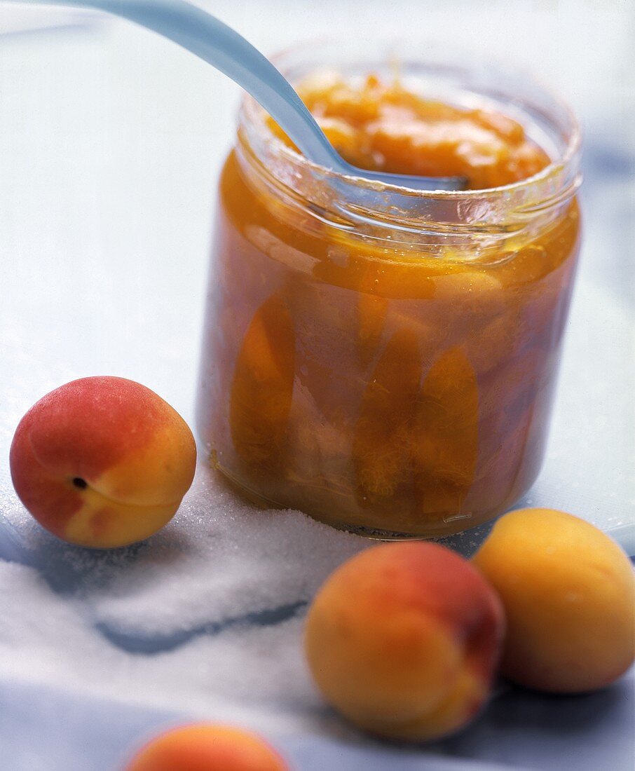 Aprikosenmarmelade im Glas, Deko: Pfirsiche und Zucker