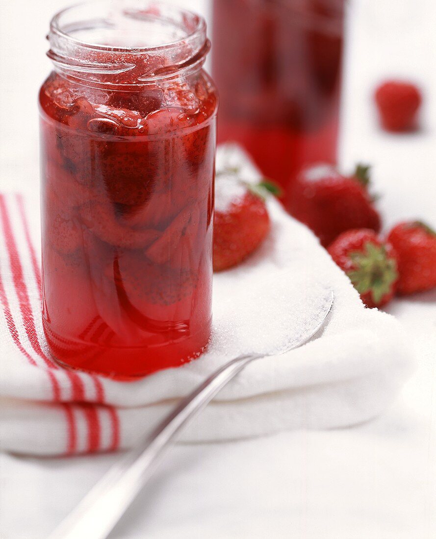Selbstgemachte Erdbeermarmelade, Deko: Zucker und Erdbeeren