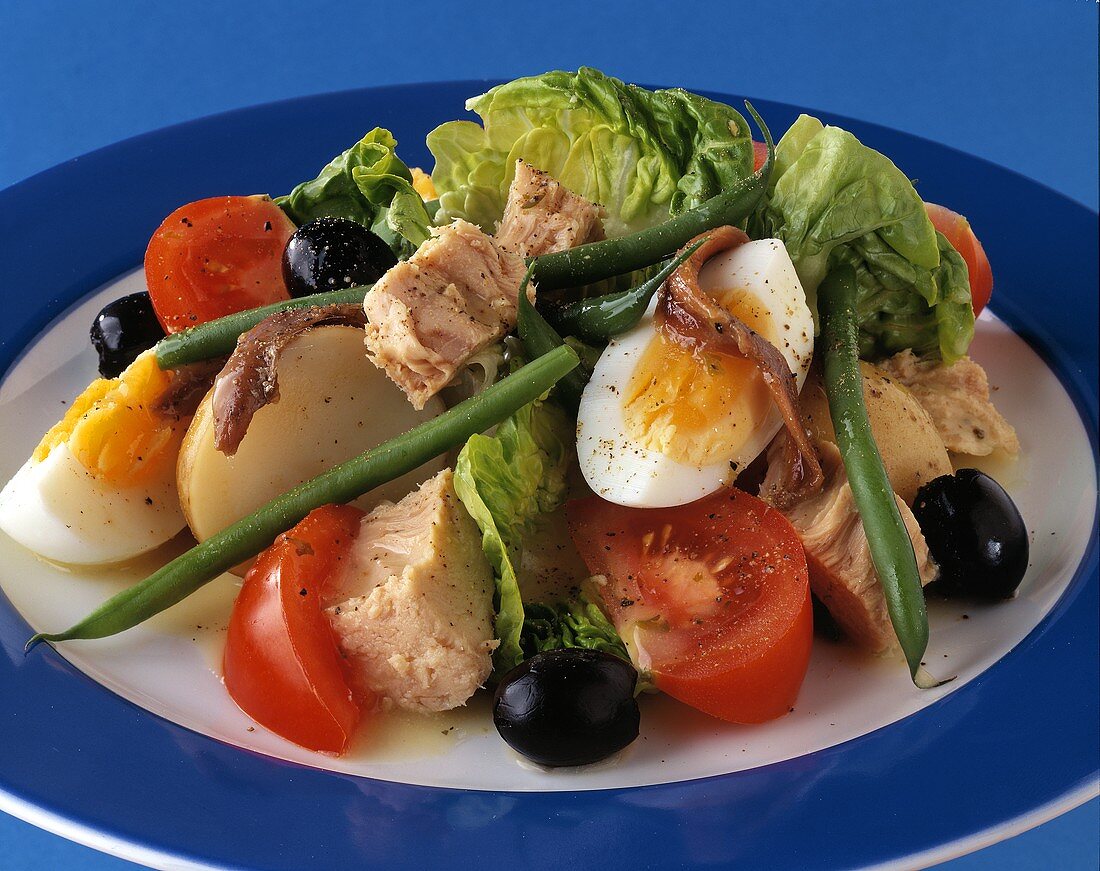 Salat Nizza (mit Eiern, Oliven, Anchovis und Thunfisch)