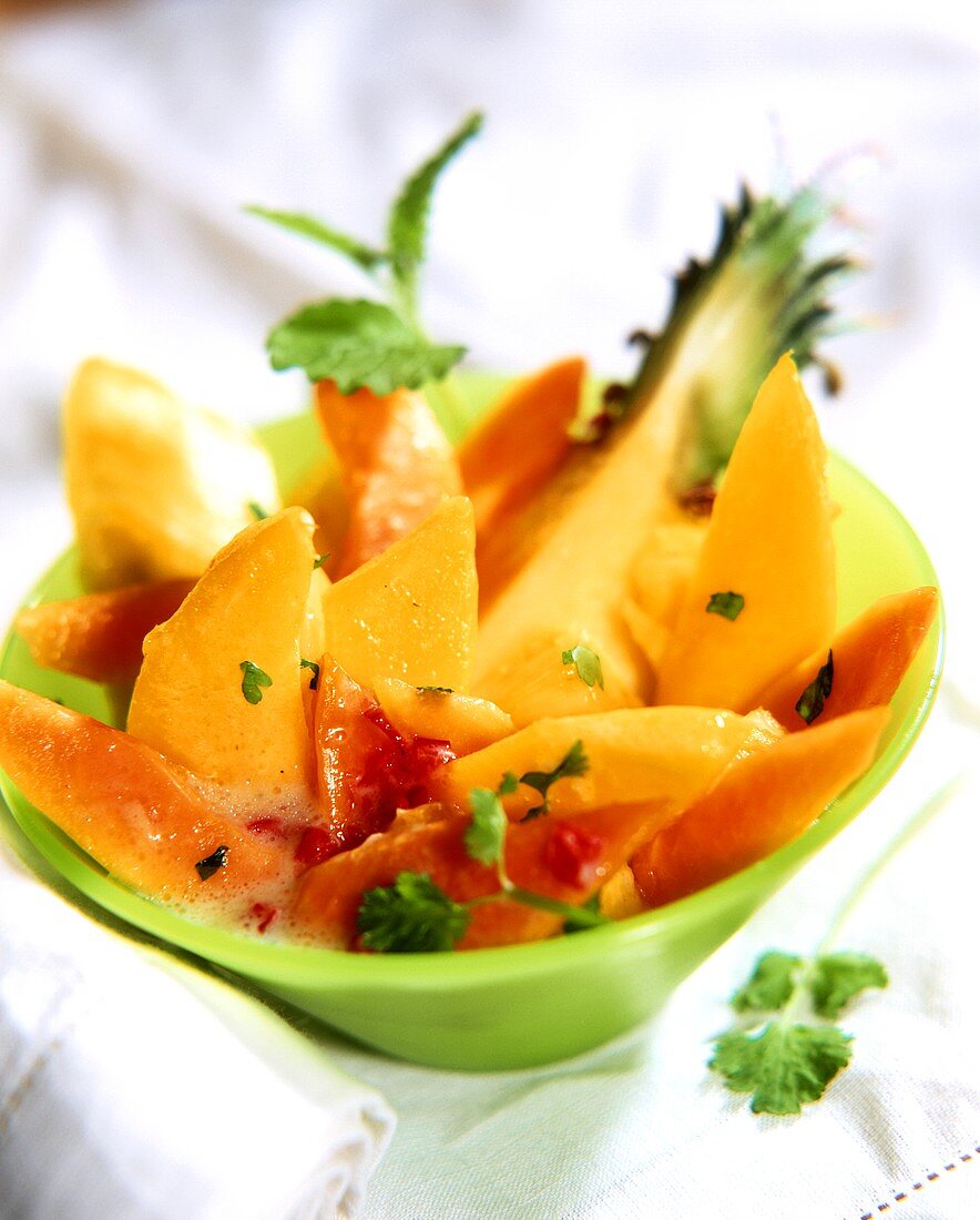 Exotischer Fruchtsalat mit Mangos, Ananas und Papaya