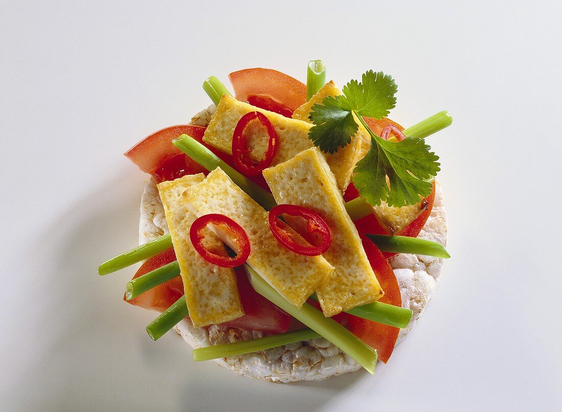 Reiswaffelsnack belegt mit Tomaten, Frühlingszwiebeln & Tofu