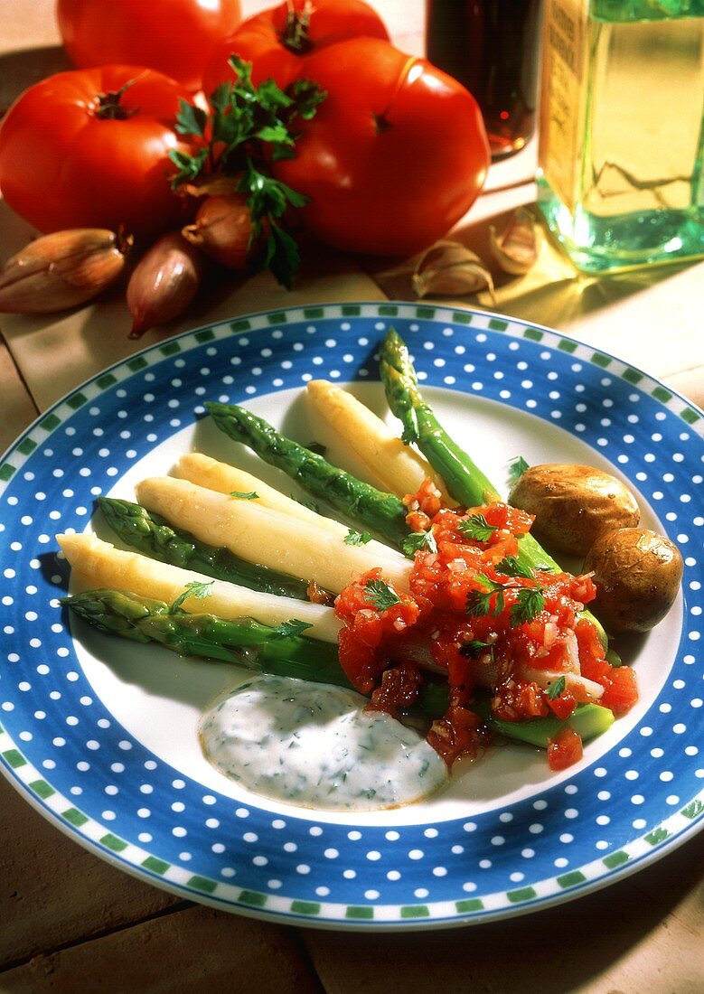 Spargel aus dem Kräuterdampf mit zweierlei Saucen