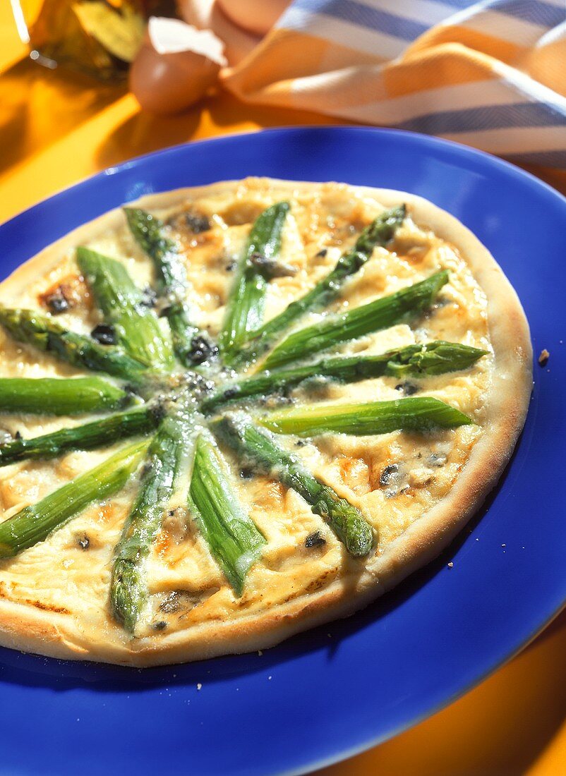 Pizza mit grünem Spargel und Sahnegorgonzola