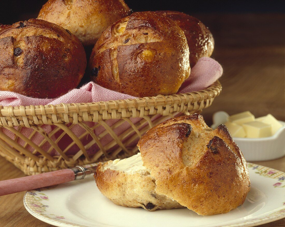 Aufgeschnittenes Rosinenbrötchen auf Teller