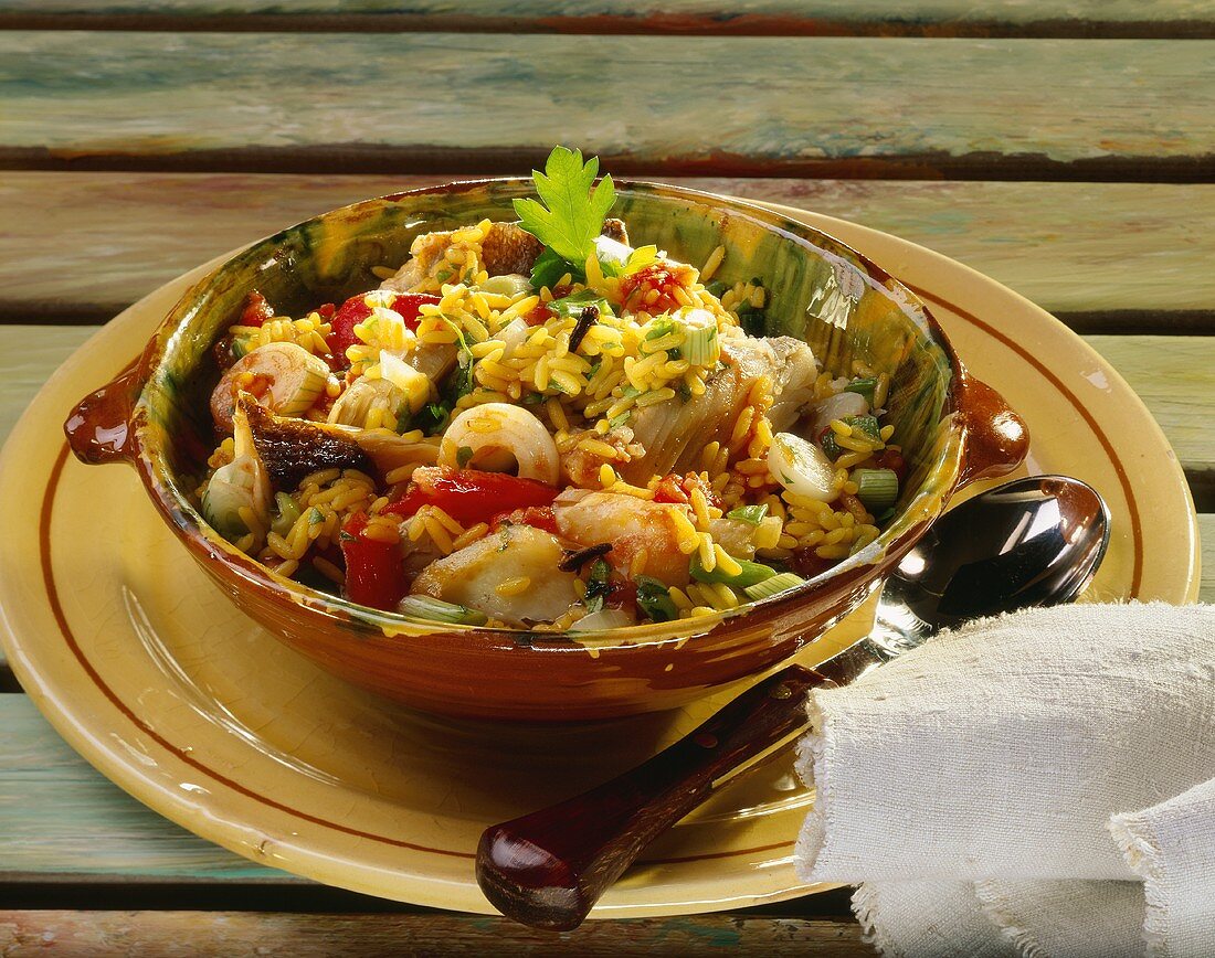 Saffron rice with stockfish, tomatoes and spring onions